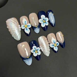 <span class=keywords><strong>Ongles</strong></span> courts en amande faits à la main, <span class=keywords><strong>bleu</strong></span> <span class=keywords><strong>marine</strong></span> français, avec perles 3D et motifs floraux blancs, <span class=keywords><strong>ongles</strong></span> de luxe style sirène, vente en gros - Product Image 1
