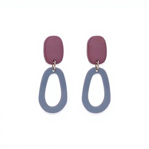 Boucles d'oreilles en résine faites à la main de qualité supérieure pour femmes, accessoires de mode élégants et légers avec un design décoratif artistique - Product Image 1