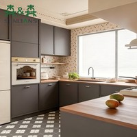 Ensemble de meubles de cuisine Shaker design, modulaire, sur mesure, avec portes cintrées et comptoir en bois texturé pour appartement
