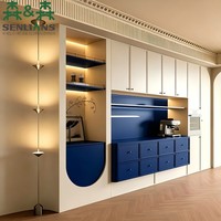 Buffet de cuisine sur mesure avec tiroirs bleu cobalt, cadre crème et niche d'exposition ouverte