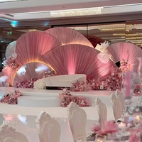 Arche de mariage en demi-cercle en forme d'éventail, structure en fer, draperies en tissu, éclairage blanc chaud, décoration d'événement personnalisée, romantique et élégante