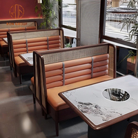 Ensemble de meubles modernes pour restaurant, café, table en marbre, banquette en cuir marron orange et chaises en rotin pour café