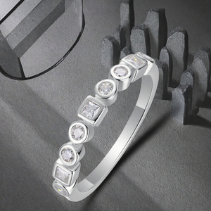 Anillo de Compromiso de Plata de Ley 925 con Moissanita y Diamantes de Corte Princesa y Redondo con Engaste de Bisel para Ella - Product Image 3