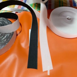 Cinta de Gancho y Bucle de Nailon Autoadhesiva de 25 mm x 25 Metros en Rollo para Parques de Trampolín y Áreas de Juego Interiores - Product Image 6