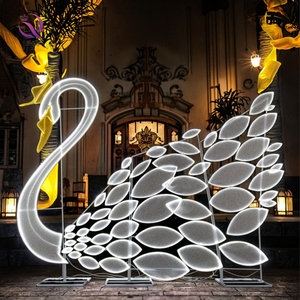 Thanh lịch khổng lồ sáng trắng cánh Thiên Nga với vương miện vàng sang trọng bầu không khí mơ mộng ánh sáng cho đám cưới bên nền trang trí - Product Image 1