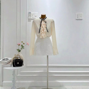 Conjunto de Blusa con Cuello de Volantes y Falda Mini, Conjunto de Dos Piezas Elegante para Fiesta, Fabricado en Vietnam, con Cuello de Lazo, Fábrica de Ropa OEM - Product Image 1