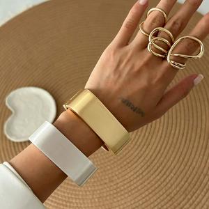 Brazalete Grande Chapado en Oro con Diseño Geométrico Irregular de Moda 2025 para Mujer - Product Image 3