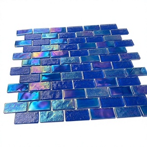 Mosaico de Vidrio Irregular Azul para Piscina, Acabado Perlado Iridiscente, Baja Absorción de Agua, para Paredes de Piscinas - Product Image 3