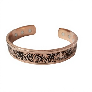 Bracelet en cuivre massif traditionnel ayurvédique avec motif d'arbre sacré, bijou en métal tendance au design exquis - Product Image 1