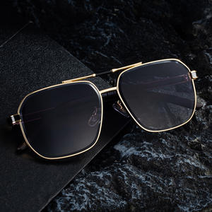 Nuevas gafas de sol con montura cuadrada para hombre, color negro, dorado, metal, plástico, protección UV400, patillas de imitación de madera, gafas de sol de clase 2 - Product Image 5