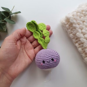 Jouet en <span class=keywords><strong>peluche</strong></span> de betterave au crochet 100 % fait main de haute qualité, jouets en forme de fruits tricotés pour bébé, jouet en crochet de légume mignon et doux pour enfants - Product Image 2