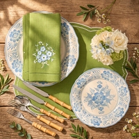 Serviettes de table carrées en lin vert printanier avec ourlet festonné, broderie marguerite bleue et blanche, faites à la main, écologiques, style cottage français