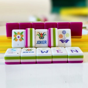 <span class=keywords><strong>Set</strong></span> di <span class=keywords><strong>Mahjong</strong></span> americano a 4 strati, piastrelle in acrilico rosso rosa con carte 160, <span class=keywords><strong>Set</strong></span> di giochi eleganti di lusso per adulti e regalo - Product Image 3