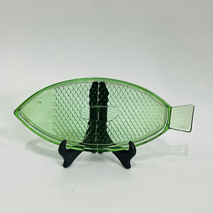 Fatto a mano eco-friendly per uso alimentare nuoto pesce a forma di piatto in vetro su misura di colore verde incisione per biscotti pane carne - Product Image 1