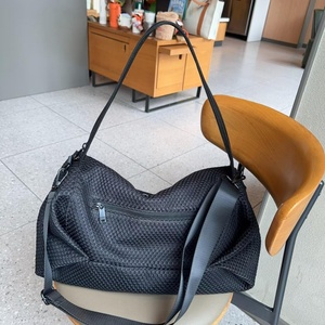 Sac de yoga personnalisé pour femmes, sac de sport pour femmes avec logo personnalisé, sac de voyage vintage unisexe, sac à bandoulière en cuir véritable avec fermeture éclair - Product Image 3