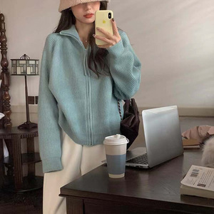 Áo khoác cardigan nữ thu đông 2024 kiểu dáng mới, khóa kéo đôi, chất liệu mềm mại, dáng rộng, cổ áo len, họa tiết dệt kim, logo trang trí phía trước - Product Image 4