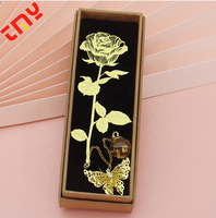 Cadeau d'anniversaire de mariage chinois de luxe personnalisable Marque-page fleur en forme de rose doré avec pompon