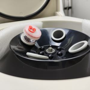 Centrífuga de Sobremesa de Baja Velocidad con Capacidad para 4 Recipientes de 500 ml, Máximo 6000 rpm - Product Image 3