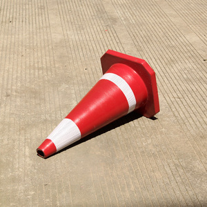 Cono <span class=keywords><strong>de</strong></span> Tráfico <span class=keywords><strong>de</strong></span> Goma Blanco <span class=keywords><strong>de</strong></span> Cuatro Esquinas H70 <span class=keywords><strong>de</strong></span> 90 cm, Cono <span class=keywords><strong>de</strong></span> Tráfico Eslovaco - Product Image 4
