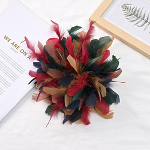 Broche faite main en plumes de poulet, corsage, épingle à robe, coiffe avec bords volantés, modèle 0613-2 - Product Image 1