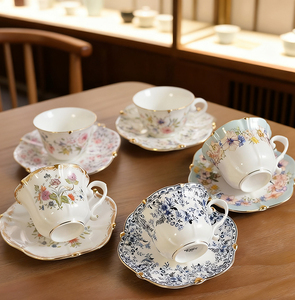 Tasses à expresso en <span class=keywords><strong>porcelaine</strong></span> imprimée de fleurs de style européen Ensemble de tasses à thé britanniques de 200ml Ensemble de tasses à café et soucoupes en céramique vintage - Product Image 1