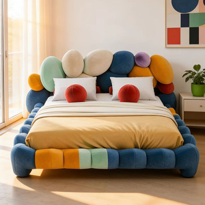 Lit plateforme design unique et créatif avec rembourrage doux en forme de bulles, lit double en tissu capitonné minimaliste de luxe pour hôtel, en vente - Product Image 2