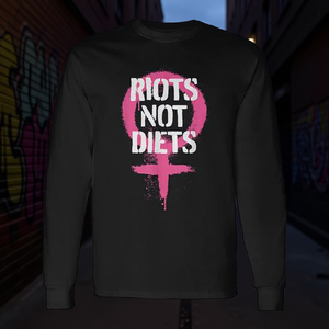 T-shirt a maniche lunghe con grafica punk femminista Riots Not Diets - Product Image 3