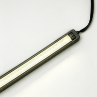 Barre LED linéaire anti-reflet à surface maillée noire mate, boîtier en aluminium, connexion filaire intégrée, intensité réglable, pour vitrine haute performance