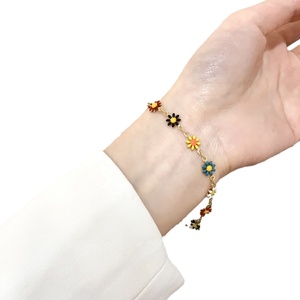ชุดเครื่องประดับโซ่เคลือบลายดอกเดซี่หลากสี |   สร้อยคอและกำไลข้อมือสแตนเลสสตีลชุบทอง 18K PVD |   กันน้ำ ป้องกันอาการแพ้ - Product Image 5