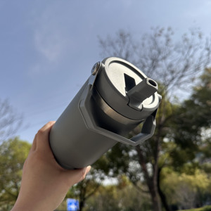 Vaso Térmico Clásico de Acero Inoxidable de 30 oz para Camping con Tapa Giratoria, Pajita Abatible, Asa y Accesorios - Product Image 5