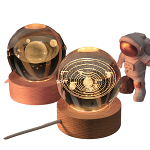 Lámpara LED 3D de Bola de Cristal de 6cm con Ilusión Óptica, Base de Madera Maciza Tallada a Mano, Soporte de Luz 3D de Madera, Moderna, USB, Regulable - Product Image 1