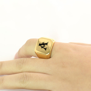 Bague pour homme en acier inoxydable plaqué or 18 carats, carrée 18 mm, avec lettre A gravée, bijou tendance, cadeau - Product Image 2