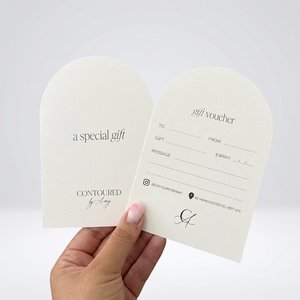 บัตรเชิญรูปทรงโค้งแบบมินิมอลสั่งทำพิเศษ บัตรของขวัญ บัตรสมาชิก สปาและสตูดิโอเพื่อสุขภาพ ทำจากกระดาษคอตตอน 350 แกรม ตัดแบบไดคัท - Product Image 1