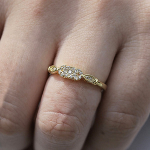 Elegante anello rotondo da donna con design scintillante intarsiato, gioielli alla moda per tutti i giorni - Product Image 3