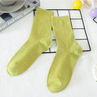 Mode coréenne Chaussettes à paillettes pour femmes Longueur d'équipage tricotée en soie argentée respirante pour l'été Utilisation quotidienne Techniques tissées
