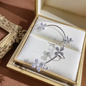 Pendientes <span class=keywords><strong>de</strong></span> Oreja con Diseño <span class=keywords><strong>de</strong></span> Flor <span class=keywords><strong>de</strong></span> Moda <span class=keywords><strong>de</strong></span> Tiktok, Pendientes <span class=keywords><strong>de</strong></span> Oreja con Circonita y Perla para Orejas No Perforadas para <span class=keywords><strong>Chicas</strong></span> - Product Image 3