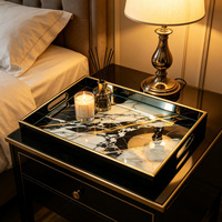 Plateau rectangulaire décoratif avec panneau en verre à motifs marbrés noir et blanc et détails dorés pour la décoration de la maison, du bureau et de l'hôtellerie