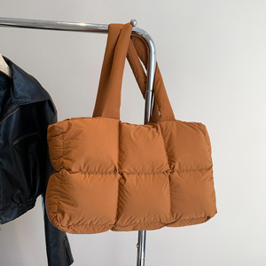 Nouveau sac fourre-tout matelassé en coton doux à motif quadrillé pour femme, design personnalisé, écologique, fermeture éclair, sac minimaliste transfrontalier - Product Image 1