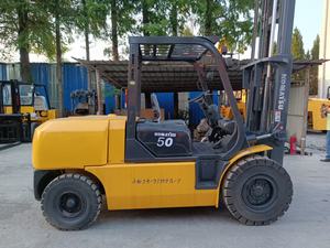 Chariot élévateur diesel d'occasion fiable de 2,5/3/4/5/7/10/15/16/25/30 tonnes KOMATSU FD50 FD30 FD70 7 TONNES avec rayon de braquage de 2075 mm - Product Image 3