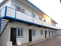 Maison préfabriquée à toit plat à deux étages, structure en acier moderne