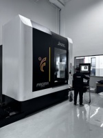 Centre d'usinage vertical CNC 5 axes avec broche BT40 et table rotative à broche unique