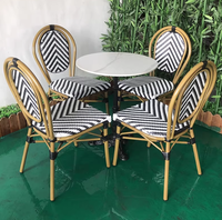 Ensemble de table et de chaises de salle à manger en alliage d'aluminium imperméable pour l'extérieur avec un design moderne, durable pour les hôtels, les restaurants, les cafés, les jardins