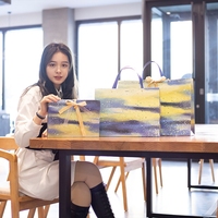 Sacs en papier de luxe nouveau Design avec poignée en ruban, sac en papier cadeau en gros, offre spéciale