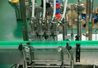 Machine de bouchage automatique de bouteilles en verre avec contrôle PLC pour l'emballage alimentaire, des boissons, des produits chimiques et des vêtements à grande vitesse