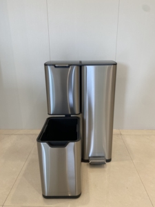 Cestino per uso domestico <span class=keywords><strong>a</strong></span> <span class=keywords><strong>tre</strong></span> compartimenti con coperchio <span class=keywords><strong>a</strong></span> pedale <span class=keywords><strong>a</strong></span> chiusura lenta da 60 litri in acciaio inossidabile - Product Image 4