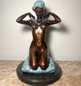 La Fille S'agenouillant Devant la Base <span class=keywords><strong>en</strong></span> <span class=keywords><strong>Marbre</strong></span> <span class=keywords><strong>de</strong></span> la <span class=keywords><strong>Statue</strong></span> <span class=keywords><strong>en</strong></span> Bronze - Sculpture Décorative pour la Maison - Product Image 2