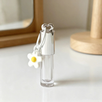 2,5 ml Tapa plateada en forma de corazón Tubo de brillo de labios Embalaje Mini tubo de brillo de labios con encanto Tubo de aceite de labios con orificio para colgar