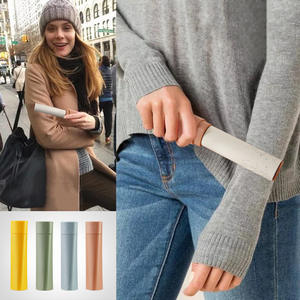 Rodillo Quitapelusas Portátil de Plástico Verde y Amarillo Nórdico para Ropa y Uso con Lápiz Labial - Product Image 3