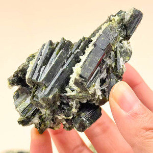 Pietra Grezza di Tormalina Verde Naturale per Energia, Prodotto Spirituale per Guarigione, Cristallo Feng Shui all'Ingrosso - Product Image 1