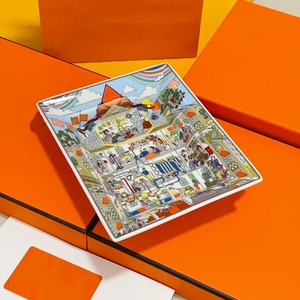 Cendrier de bureau en céramique de style européen, grand diamètre, design carré à quatre fentes, base antidérapante, personnalisable pour la maison et les restaurants - Product Image 1